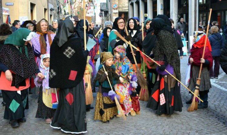 Epifanía y fiesta de la Befana en Urbania, Italia 