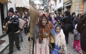 Epifanía y fiesta de la Befana en Urbania, Italia 